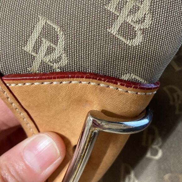 DOONEY & BOURKE LARGE SIGNATURE SHOULDER BAG WITH LATCH (ASIS) - Picture 15 of 16